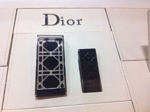 Chiếc điện thoại thương hiệu Dior được nạm hơn 600 viên kim cương này có giá hơn 500 triệu đồng